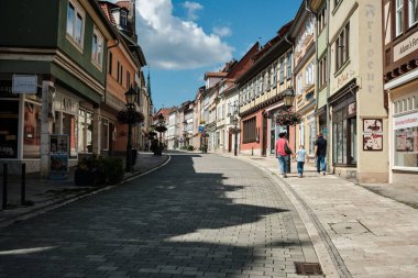 Muhlhausen, Almanya-10 07 2024. Güneşli bir günde canlı ve renkli bir mimarinin sergilendiği pitoresk bir kasabada büyüleyici ve antika bir cadde.