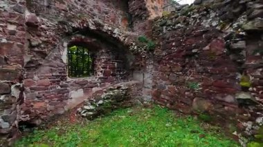 Eski şatonun kalıntıları. Hohnstein Kalesi 'nin yıkıntısı, Harz dağları, Almanya.