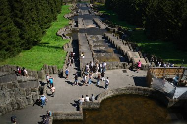 Kassel, Almanya - 15 08 2024. Bir hava manzarası, güzel manzarayı keşfeden ziyaretçilerle dolu eşsiz bir su tesisatı alanı sergiliyor.