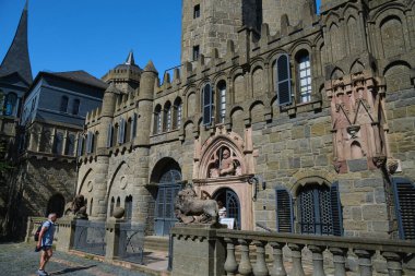 Kassel, Almanya - 15 08 2024. Fırtınalı gökyüzü ve yemyeşil yemyeşil bir zemine karşı nefis ve çarpıcı bir kale.