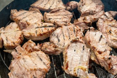 Lekesiz ızgara lokantasında ızgara et ve arka planda alevler. Yiyecek ve mutfak konsepti.