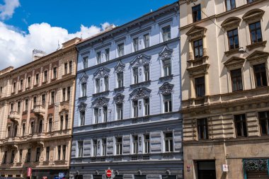 Prag 'ın nefes kesici panoramik manzarası, ikonik binalar, büyüleyici kırmızı çatılı evler ile tarihi şehir merkezini sergiliyor..