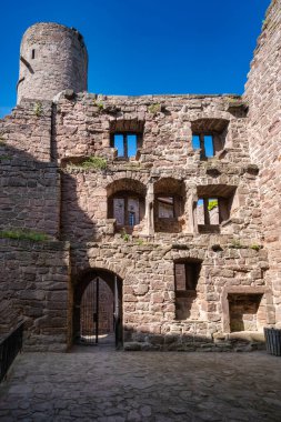 Nefes kesici bir manzara büyüleyici bir kale harabesi, güzel bir şekilde canlı doğa ve yemyeşil ile çevrili. Hanstein Şatosu, Almanya.