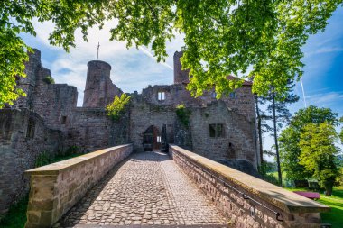 Nefes kesici bir manzara büyüleyici bir kale harabesi, güzel bir şekilde canlı doğa ve yemyeşil ile çevrili. Hanstein Şatosu, Almanya.