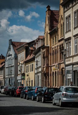 Muhlhausen, Almanya-10 07 2024. Güneşli bir günde canlı ve renkli bir mimarinin sergilendiği pitoresk bir kasabada büyüleyici ve antika bir cadde.