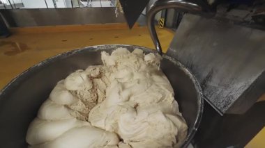 Hamur yoğurucu endüstriyel. Kurabiye üretimi için bir pasta fabrikasında çalışıyorum..