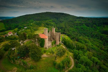 Görkemli yeşil tarlalar ve görkemli manzaralar arasında zarif bir şekilde yerleşmiş tarihi bir kalenin çarpıcı bir şekilde ele geçirilmesi. Hanstein Kalesi, Almanya.