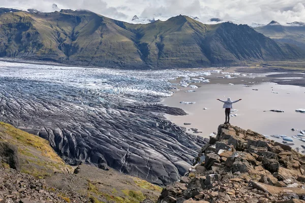 Majestic Παγετώνας Vatnajokull Στην Ισλανδία Τουριστική Κοπέλα Έφτασε Στην Κορυφή — Φωτογραφία Αρχείου