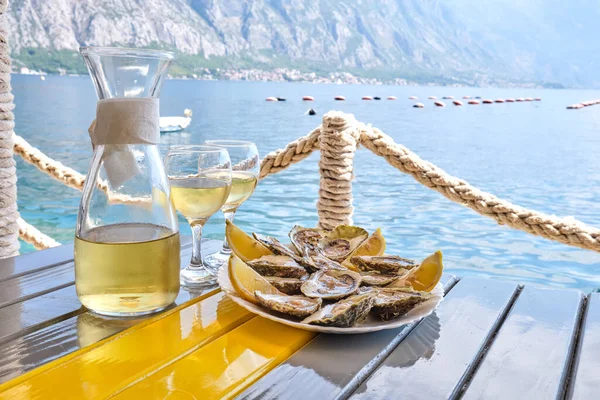 Ostrygi Białe Wino Restauracji Widokiem Morze — Zdjęcie stockowe