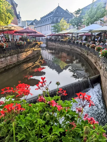 Almanya 'nın Saarburg kentinin nehir kıyısında restoranları olan ana cadde.