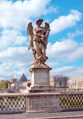 ROMA, İTALYA - 12 Ekim 2019: Roma, İtalya 'daki St. Angelo Köprüsü' nün mimari meleği