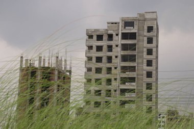 Satılık yapım aşamasındaki bir bina