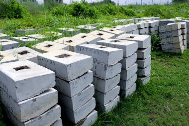 Yol için inşaat alanındaki beton bloklar