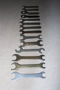 İki uçlu demir anahtarı satılmak üzere mağazaya ayarlandı