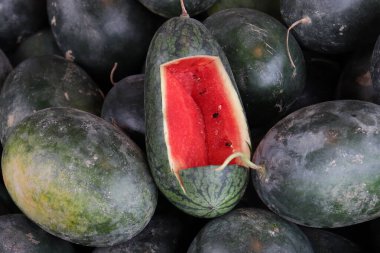 Lezzetli ve sağlıklı karpuz stoku satışta.