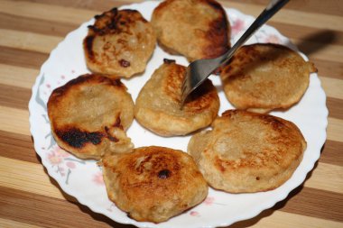 Lezzetli ve tatlı gözleme stoku yemek için tabakta