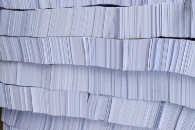 Çıkartma kağıdı ve küçük afiş için baskı makinesinde beyaz renkli kağıt destesi