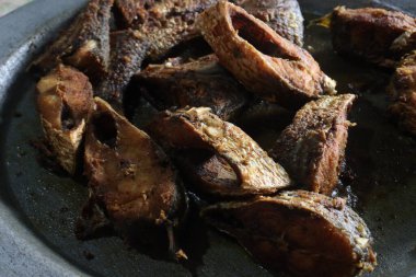 Lezzetli ve kızarmış Hilsa balığı yemek için mutfakta.