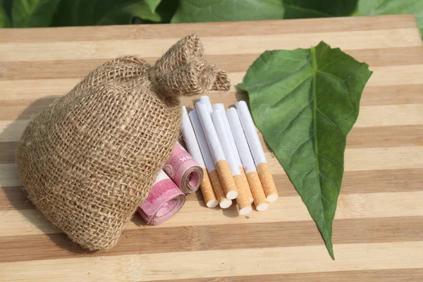 Πράσινο Χρώμα Αγρόκτημα Καπνού Τραπεζογραμμάτιο Και Τσιγάρο Τσάντα Χρήματα Για — Φωτογραφία Αρχείου