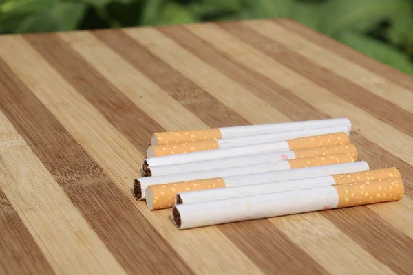 Zigarette Auf Dem Tisch Tabakbauernhof Zur Ernte — Stockfoto