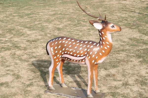 公园里供游客和游客使用的鹿雕像 — 图库照片