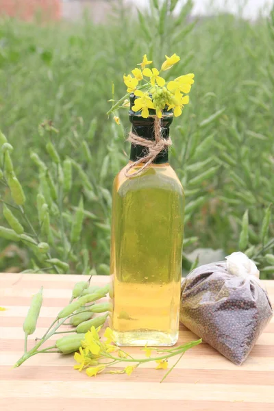 Aceite Mostaza Botella Con Flor Brote Semillas Granja Para Cosecha —  Fotos de Stock