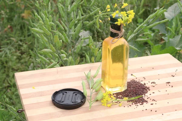 Minyak Mustard Dalam Botol Dengan Bunga Dan Tunas Dan Benih — Stok Foto