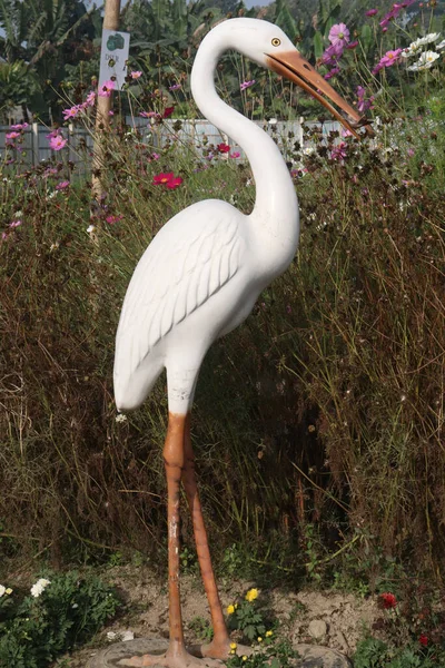 Estatua Pájaro Cigüeña Color Blanco Naranja Jardín Flores Para Visitante —  Fotos de Stock
