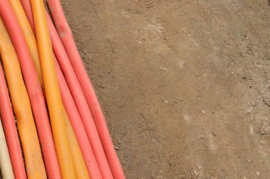 Birçok renkli plastik boru ve toprak zemin kullanımı için bir arka plan