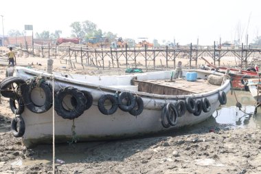 Nehirde birden fazla renkli ahşap balıkçı teknesi stoku