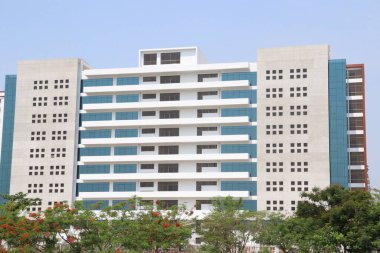 Kiralık bina görünümü ve gökyüzü ile satmak