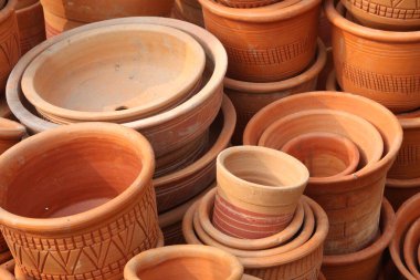 Satmak için dükkandaki kil saksıları
