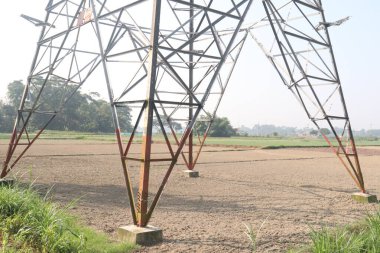 Büyük Çoklu İşlevsel Elektrik Aktarım Kulesi