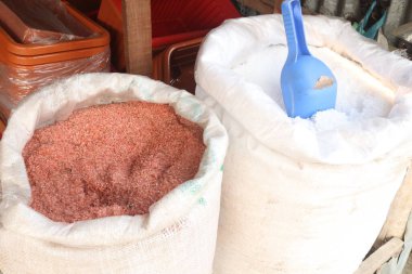 Potasyum sülfat ayrıca potasyum, arkanit ya da dükkânda eski potasyum sülfür olarak da adlandırılır. Formülü K2SO4 olan inorganik bileşiktir.