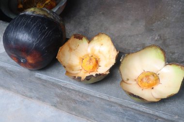 Borassus 'un evdeki avuç içi kadar para var. B, C vitaminleri, demir, çinko, potasyum, kalsiyum, fosfor, tiyoamin, riboflavin. Yaz mevsiminde sıcak hava için ev yapımı ilaç.