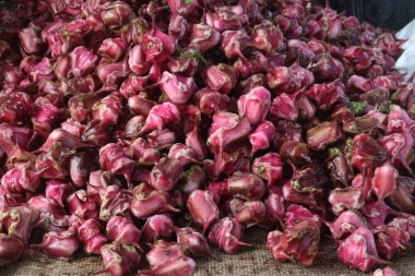 Su Kestanesi Trapa natan meyveleri satışta nakit ürünleridir.Şeker, lif, B vitamini, potasyum, bakır, manganez, protein, alerji, el, ishal, karın ağrısı gibi hastalıkları tedavi edebilir.