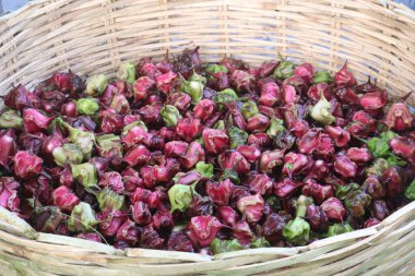 Su Kestanesi Trapa natan meyveleri satışta nakit ürünleridir.Şeker, lif, B vitamini, potasyum, bakır, manganez, protein, alerji, el, ishal, karın ağrısı gibi hastalıkları tedavi edebilir.