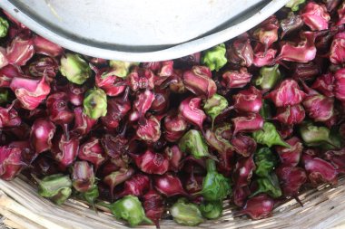 Su Kestanesi Trapa natan meyveleri satışta nakit ürünleridir.Şeker, lif, B vitamini, potasyum, bakır, manganez, protein, alerji, el, ishal, karın ağrısı gibi hastalıkları tedavi edebilir.