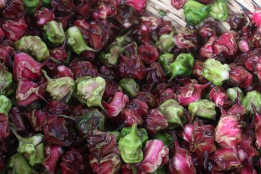 Su Kestanesi Trapa natan meyveleri satışta nakit ürünleridir.Şeker, lif, B vitamini, potasyum, bakır, manganez, protein, alerji, el, ishal, karın ağrısı gibi hastalıkları tedavi edebilir.