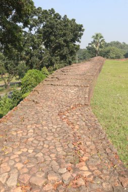 Tarihsel Arkeolojik turnuvaya katılabilir Pundranagar Tuğla Duvarı ve Mahasthangarh, Bogra, Bangladeş