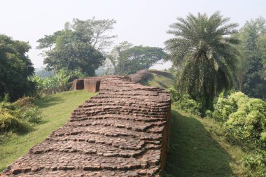 Tarihsel Arkeolojik turnuvaya katılabilir Pundranagar Tuğla Duvarı ve Mahasthangarh, Bogra, Bangladeş