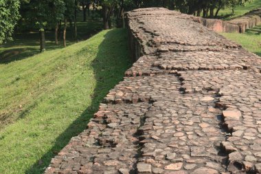 Tarihsel Arkeolojik turnuvaya katılabilir Pundranagar Tuğla Duvarı ve Mahasthangarh, Bogra, Bangladeş