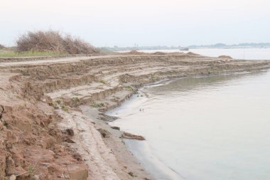 Nehir erozyonu, akan suyun nehir yatağını ve kıyılarını yıprattığı doğal bir süreçtir. Buna bazı faktörler neden olabilir.