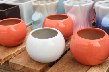 Her bitki için kullanabileceğiniz satılık kil ağaç kabı.