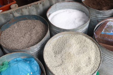 Satılık gübre. Bitkilerin büyümesini ve üretkenliğini arttıran kimyasal elementleri içeren doğal ya da yapay bir madde. Toprağın doğal bereketini arttırır.