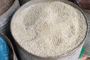 Satılık gübre. Bitkilerin büyümesini ve üretkenliğini arttıran kimyasal elementleri içeren doğal ya da yapay bir madde. Toprağın doğal bereketini arttırır.