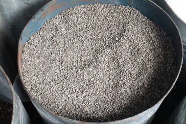 Satılık gübre. Bitkilerin büyümesini ve üretkenliğini arttıran kimyasal elementleri içeren doğal ya da yapay bir madde. Toprağın doğal bereketini arttırır.