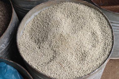 Satılık gübre. Bitkilerin büyümesini ve üretkenliğini arttıran kimyasal elementleri içeren doğal ya da yapay bir madde. Toprağın doğal bereketini arttırır.