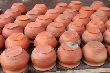 Kırmızı Yuvarlak Çamur Otu Ağaç dikmek için Satılık Dükkan