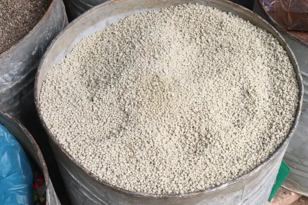 Satılık gübre. Bitkilerin büyümesini ve üretkenliğini arttıran kimyasal elementleri içeren doğal ya da yapay bir madde. Toprağın doğal bereketini arttırır.